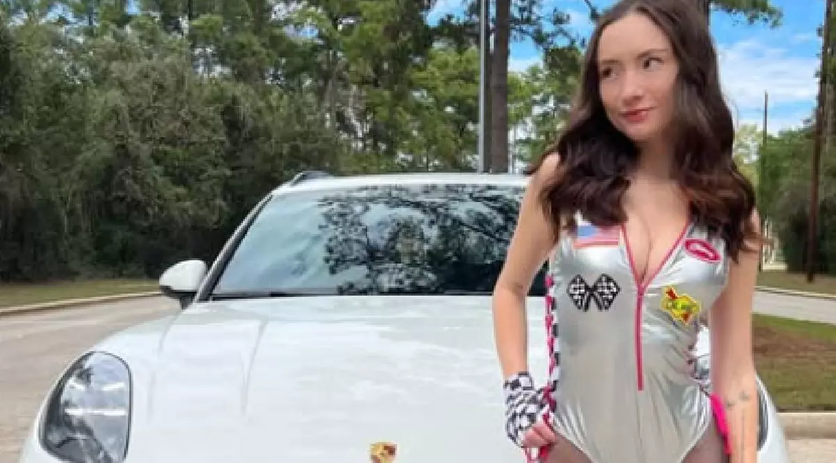 Modelul care vinde fotografii cu ea goală pentru a avea grijă de animalele abandonate: „Fiecare nud salvează o viață”