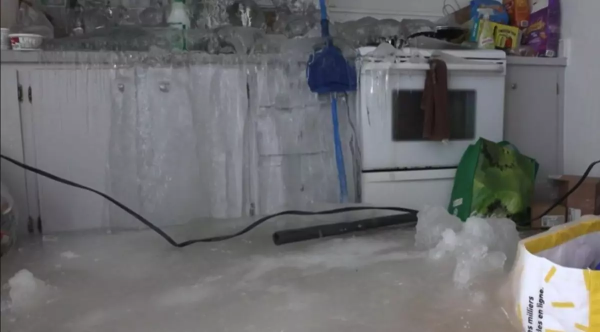 Obiectele dintr-o cameră sunt înghețate și pe jos este gheață, după ce un chiriaș a oprit căldura și țevile de apă s-au spart, iarna, în Canada, ianuarie 2026