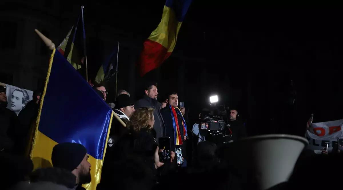 Claudiu Târziu și George Simion, împreună la protestele impotriva Legii Vexler si a guvernului Bolojan. Claudiu Tarziu vorbeste la microfon