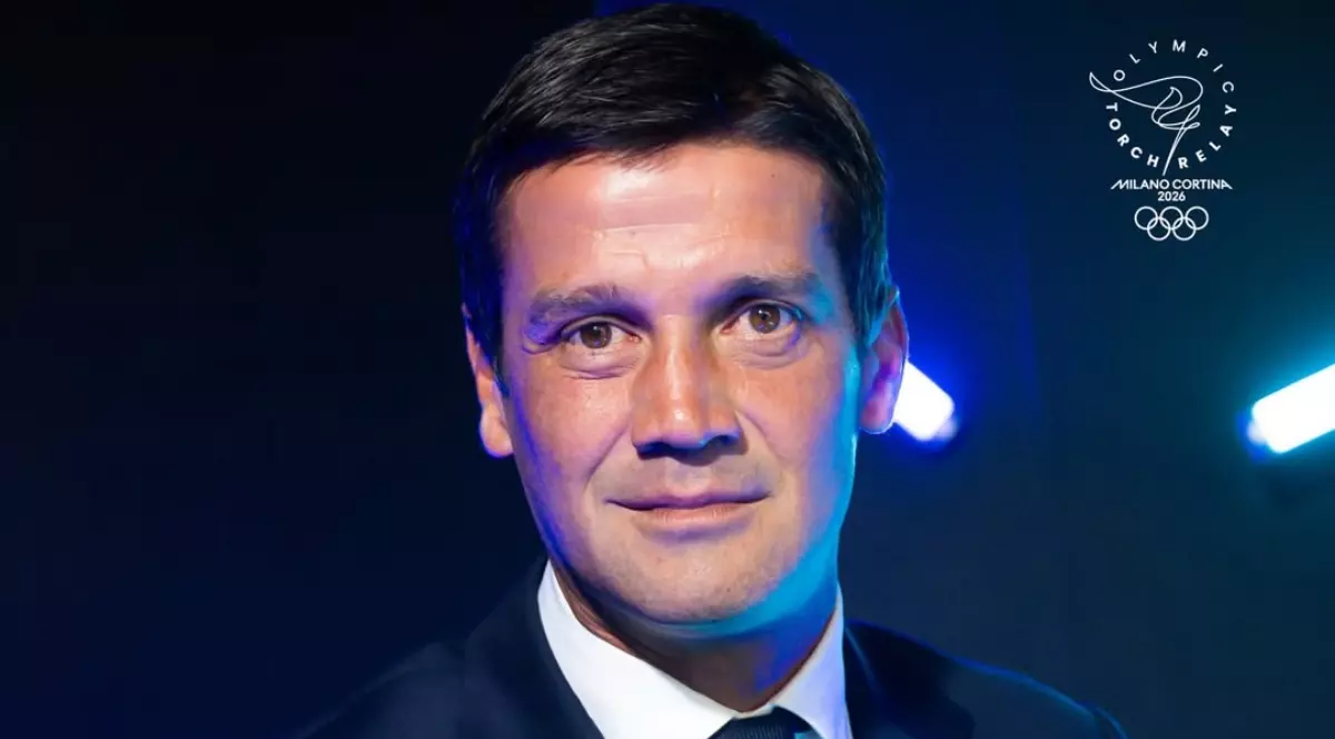 Fotbalistul Cristi Chivu, îmbrăcat la costum, cu o cămașă albă, fotografiat din profil