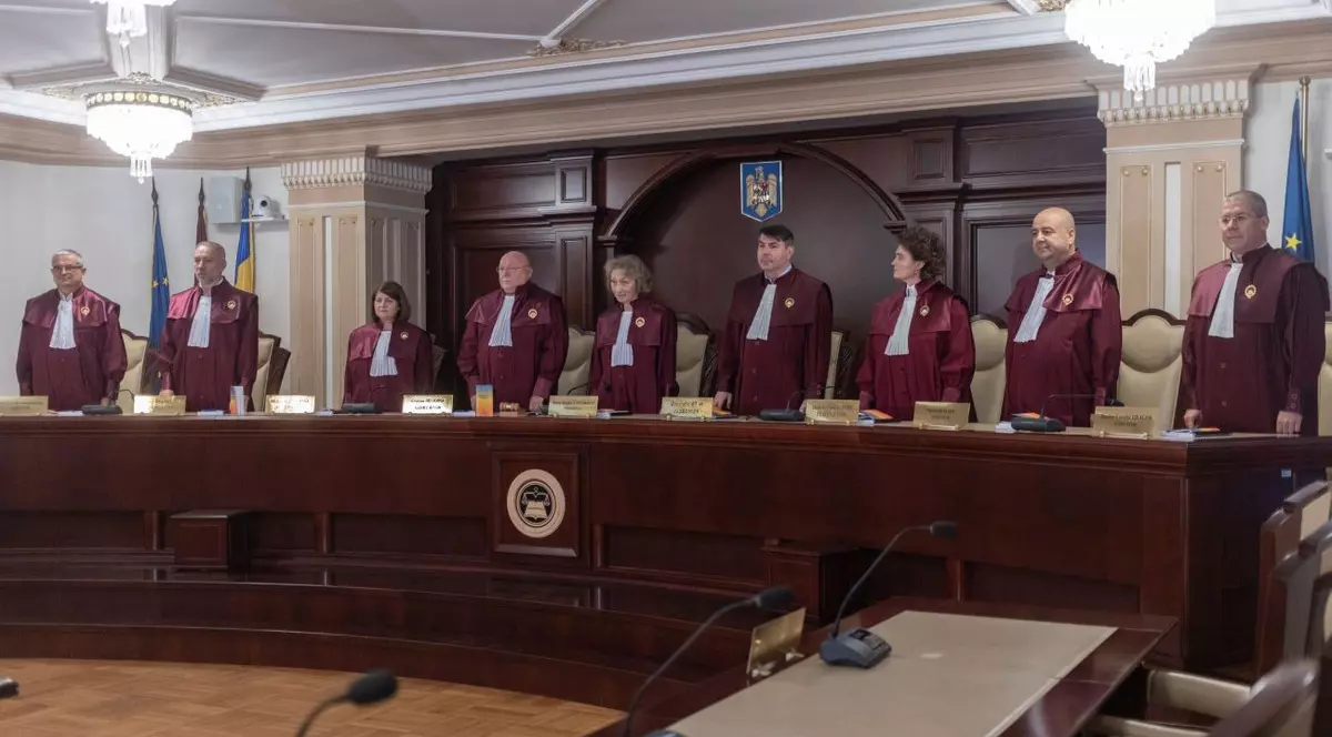 Curtea Constituțională este formată din 9 judecători. Primul din dreapta este Dacian Dragoș