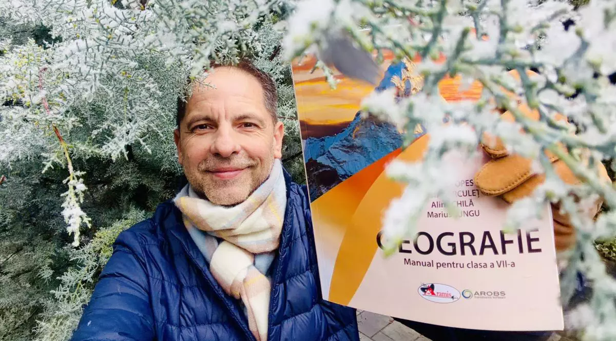 Dan Negru iarna cu un manual de geografie în mână