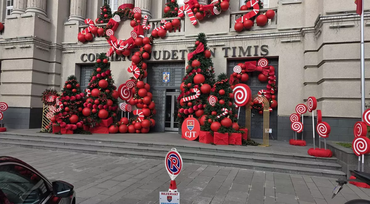 O cladire veche imbodobita cu decoratiuni rosii