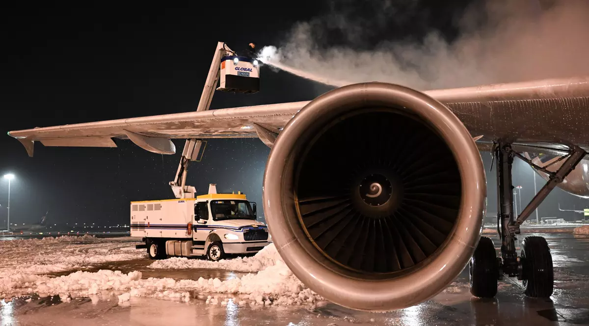 Pasager stropit cu lichid de degivrare. Avionul Delta Air Lines, întors la terminal după incidentul neobișnuit