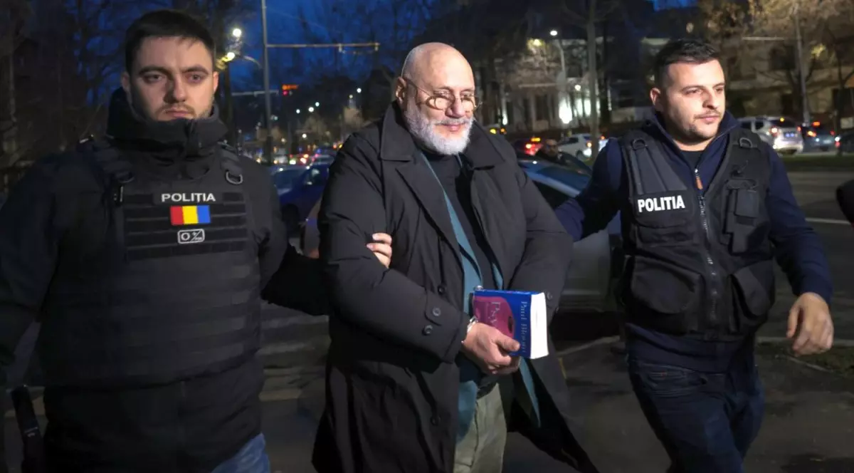 Doctorul Cristian Andrei, acuzat că a agresat sexual foste cliente, a fost adus în cătușe la Secția 1 de Poliție din București