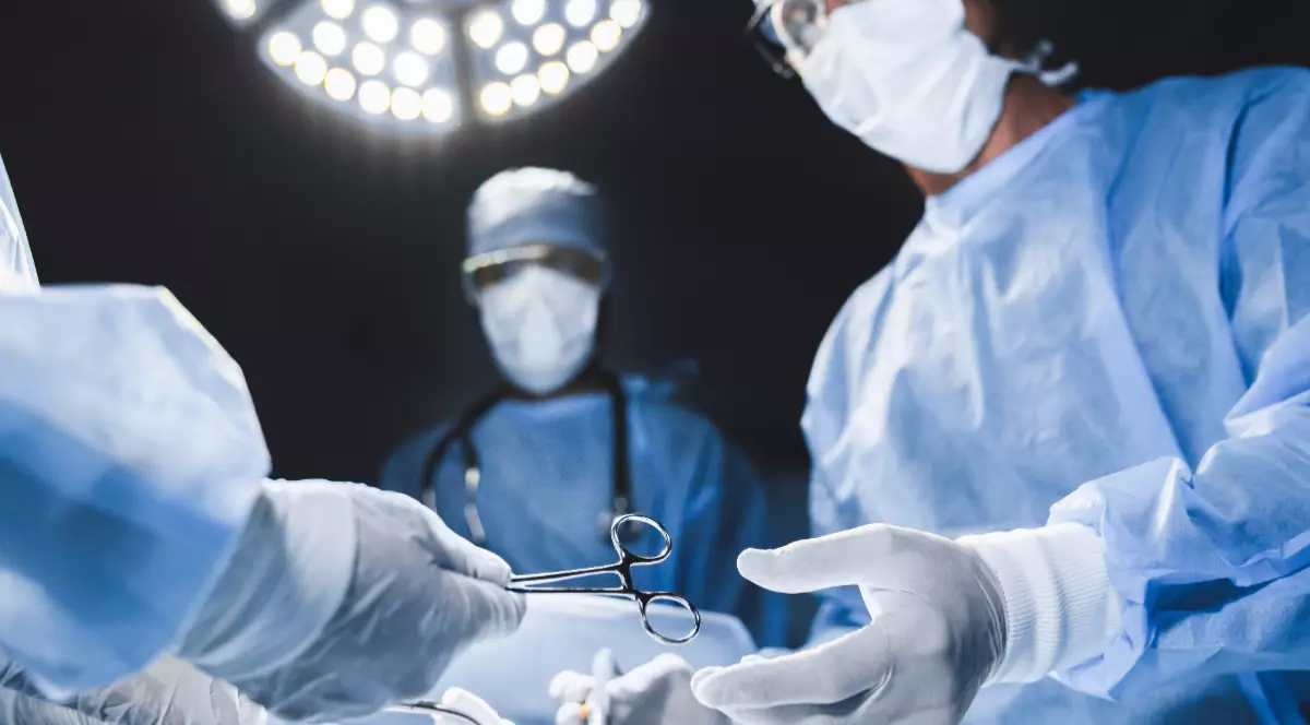 Doctori în echipament medical, în timpul unei operații.