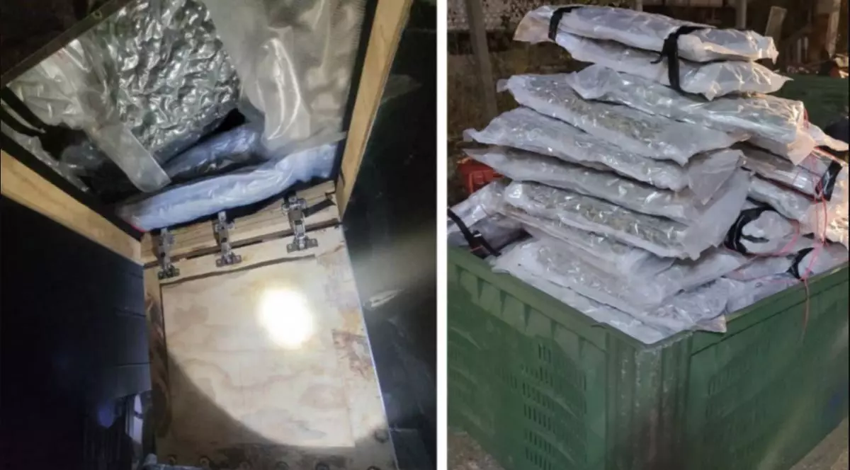 În partea stângă este o ascunzătoare secretă din plafonul uneu mașini unde erau droguri, iar în partea dreaptă sunt pachete cu canabis puse unele peste altele, sunt după ce au fost capturate de vameși, în Franța, 8 ianuarie 2026