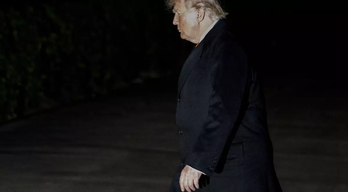 Donald Trump fotografiat într-un fundal întunecat