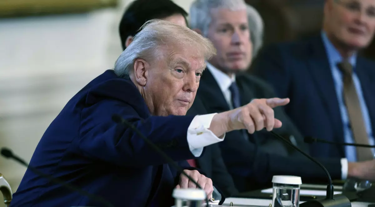 Președintele american Donald Trump, îmbrăcat la costum, în timpul unei ședințe la Casa Albă