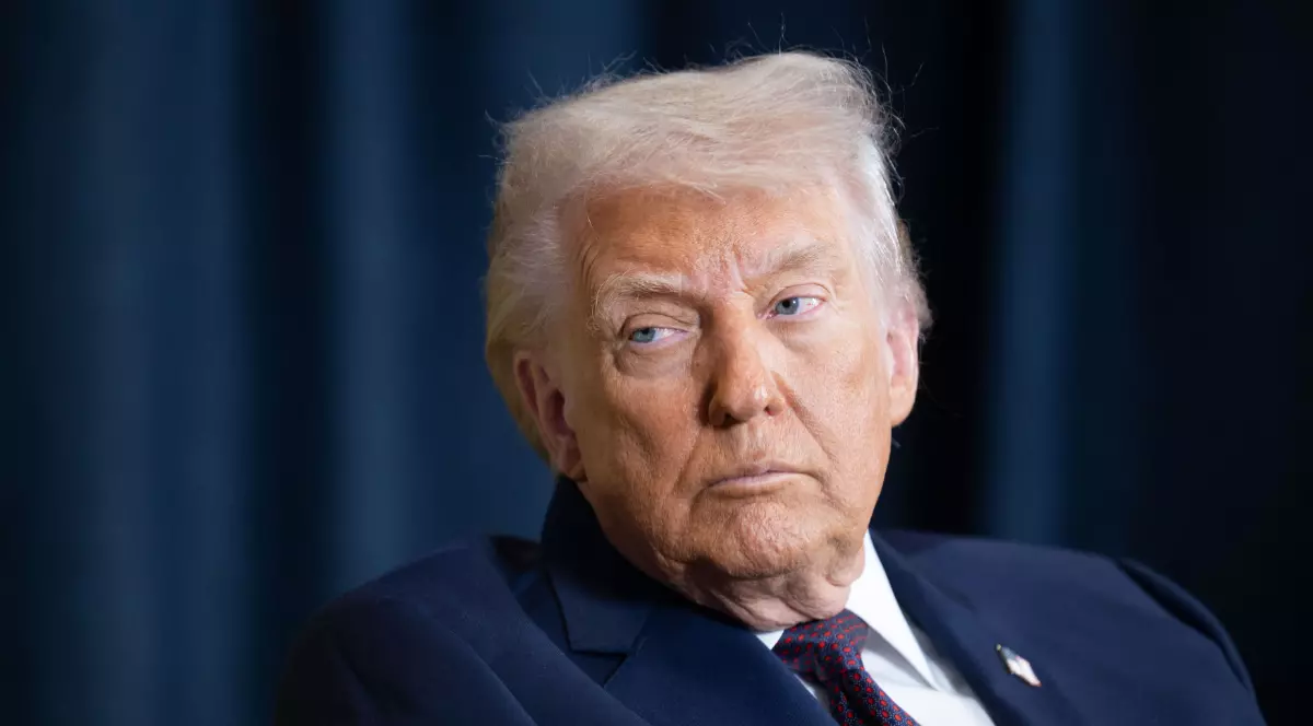 Președintele american Donald Trump, îmbrăcat în costum, în timpul unui eveniment oficial