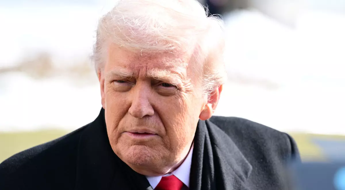 Președintele american Donald Trump, în curtea de la Casa Albă, în timpul unei conferințe de presă, privește încruntat spre cameră