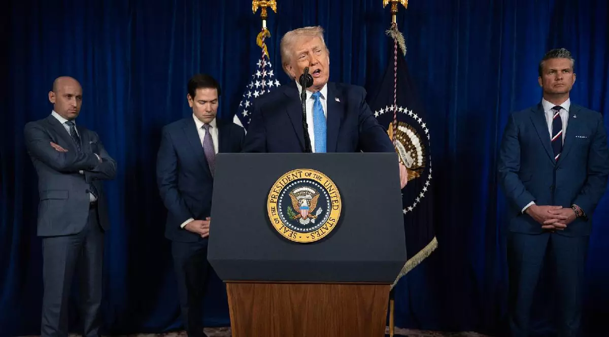 Președintele SUA Donald Trump, alături de (stânga/dreapta) adjunctul șefului de cabinet Stephen Miller, secretarul de stat Marco Rubio și secretarul american al Apărării Pete Hegseth