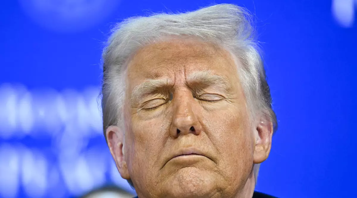 Președintele american Donald Trump stă cu ochii închiși în timpul Consiliului de pace de la Davos si se pare că la ochiul lui drept are o vânătaie.