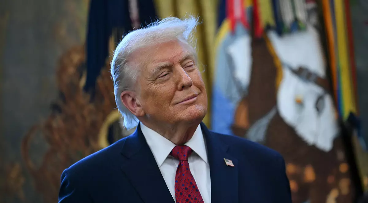 Președintele Donald Trump privește la ceremonia de decernare a Medaliei Apărării Frontierei Mexicane în Biroul Oval al Casei Albe, Washington, DC, pe 15 decembrie 2025