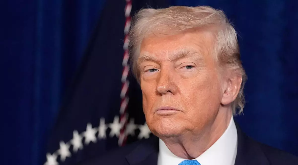 Președintele Donald Trump ascultă discursul secretarului Apărării, Pete Hegseth, la clubul Mar-a-Lago, sâmbătă, 3 ianuarie 2026