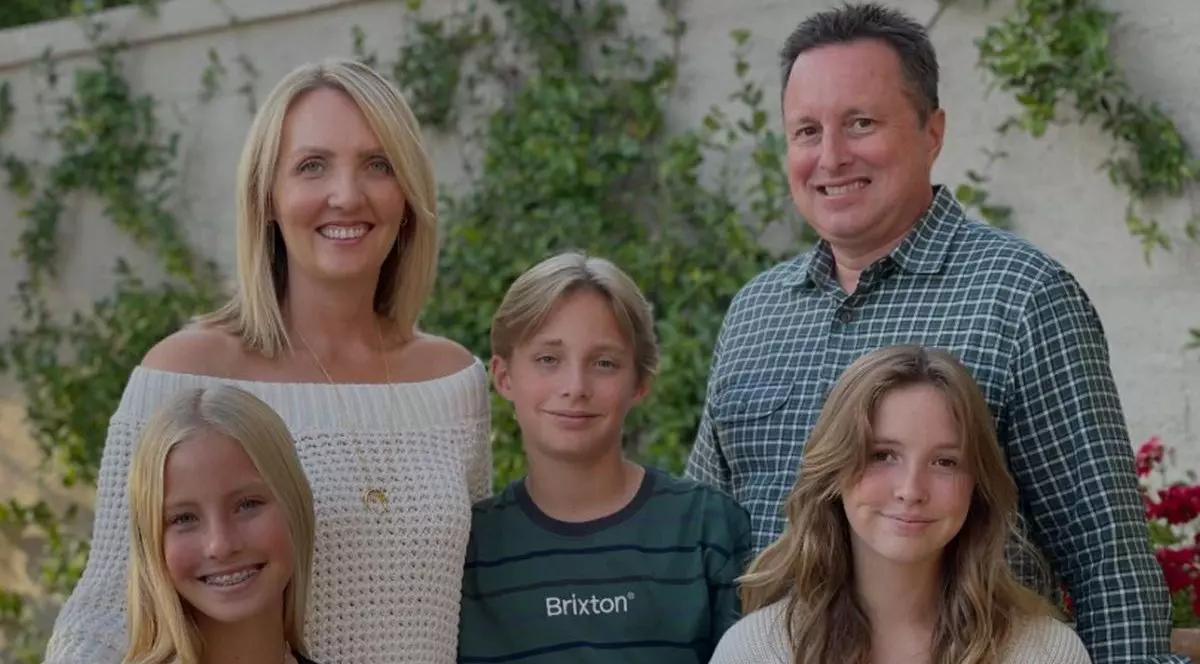 În stânga este o fată, mama ei blondă, băiatul familiei, tatăl copiilor și încă o fiică