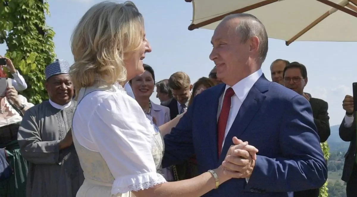 Președintele rus Vladimir Putin, în dreapta, o felicită pe ministrul austriac de Externe Karin Kneissl, în timp ce participă la nunta ei cu omul de afaceri austriac Wolfgang Meilinger, la Gamlitz, sudul Austriei, 18 august 2018.