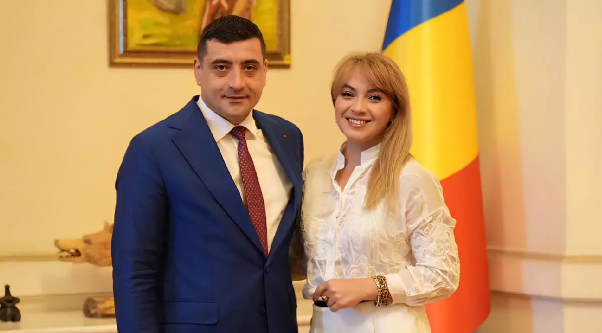 George Simion, într-un costum bleumarin, alături de avocata Silvia Uscov când aceasta s-a alăturat echipei AUR.