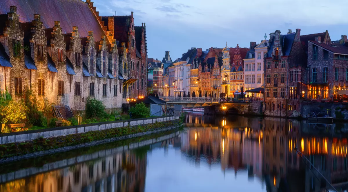 Vedere panoramică, seara, în Gent, Belgia, în care se observă clădiri cu fațade din piatră și cărămidă.