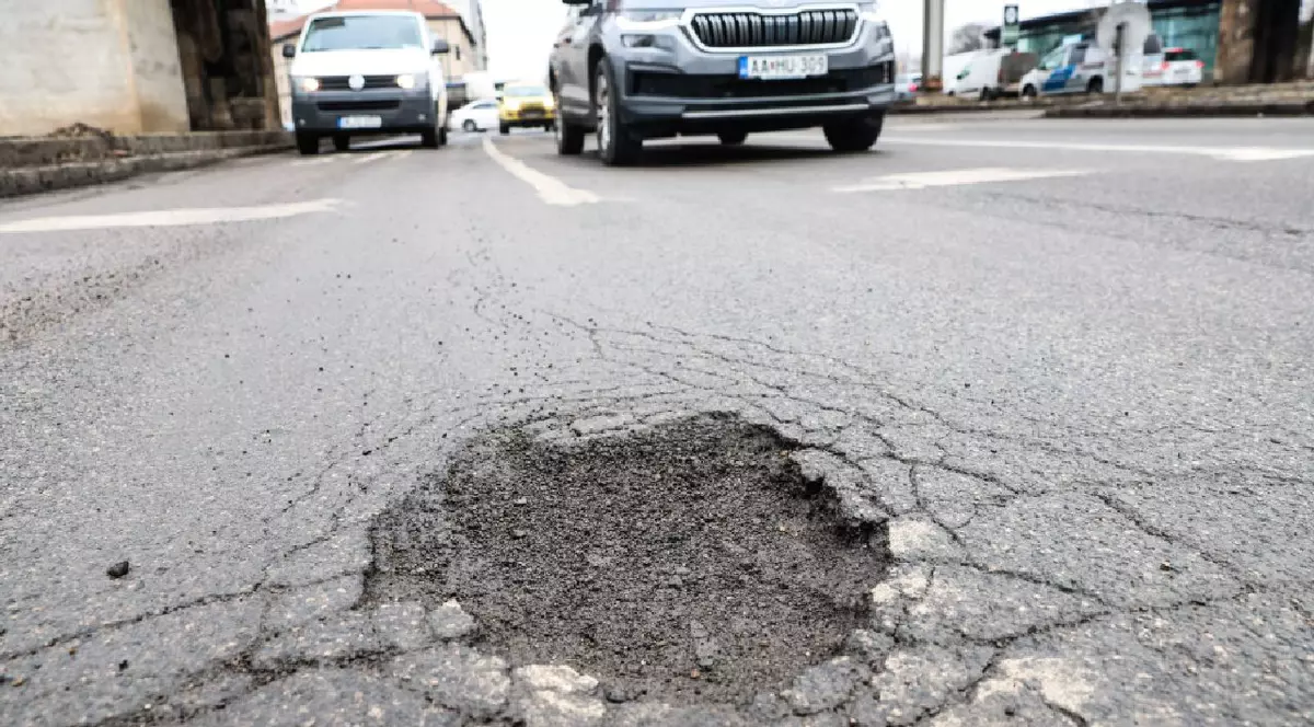 Sute de șoferi și-au rupt mașinile în cele 3.791 de gropi din Budapesta. Ce despăgubiri plătesc autoritățile