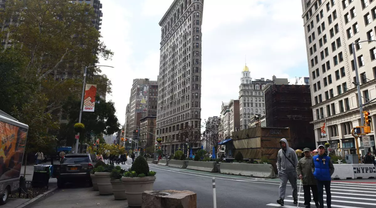 Clădirea Flatiron de pe una dintre străzile din New York, noiembrie 2017