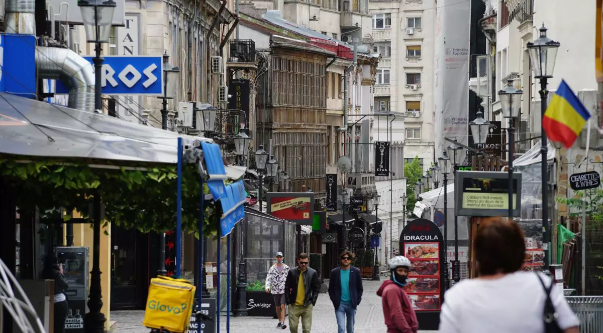 Mai multe persoane merg pe o stradă din centrul orașului București, 15 mai 2020