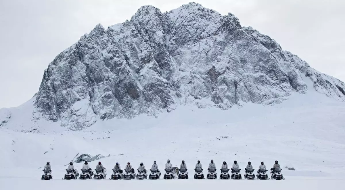 Membrii Centrului de Antrenament pentru Operațiuni Speciale de Luptă Montană din SUA (SOMWTC) și ai Forțelor de Operațiuni Speciale Daneze (DANSOF) pozează pentru o fotografie de grup în munții Mestersvig, Groenlanda, pe 6 martie 2024