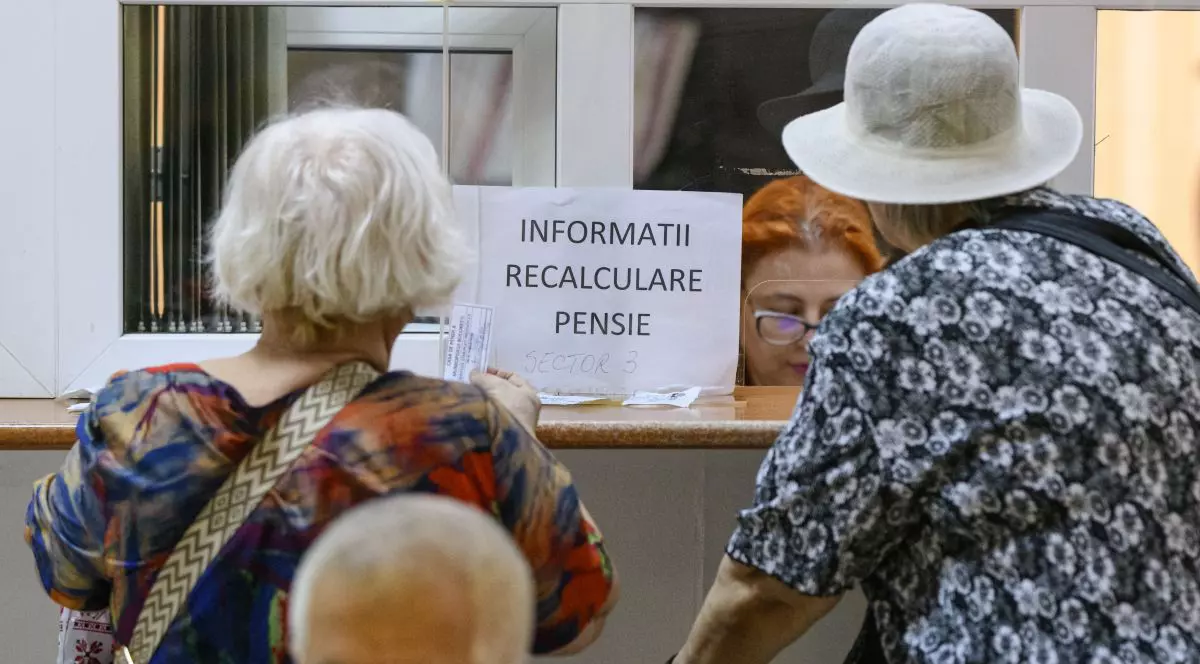 Persoane in varsta asteapta in sediul Casei de Pensii a Municipiului Bucuresti, august 2024