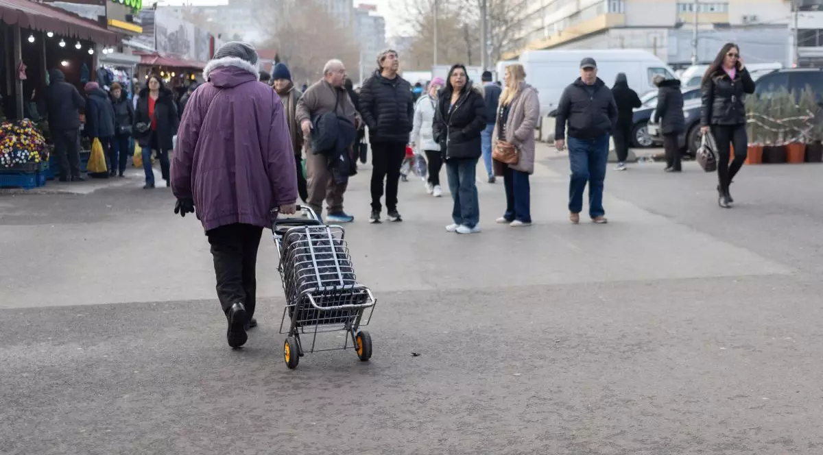 O persoană merge cu un căruț spre Piata Obor din Bucuresti, miercuri, 10 decembrie 2025.