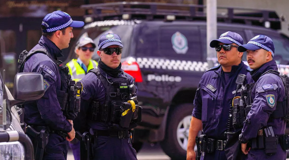 Ofițeri de poliție securizează zona din apropierea plajei Bondi, în urma atacului armat în masă soldat cu 15 morți pe plaja Bondi din Sydney, New South Wales, Australia, pe 15 decembrie 2025