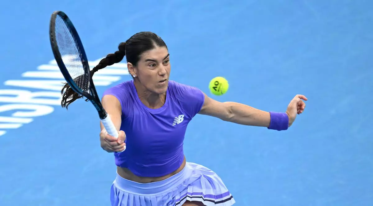 Sorana Cîrstea returnează o lovitură de forehand împotriva jucătoarei belaruse Aryna Sabalenka în timpul meciului de tenis din optimile de finală de simplu feminin de la Australian Open, 8 ianuarie 2026