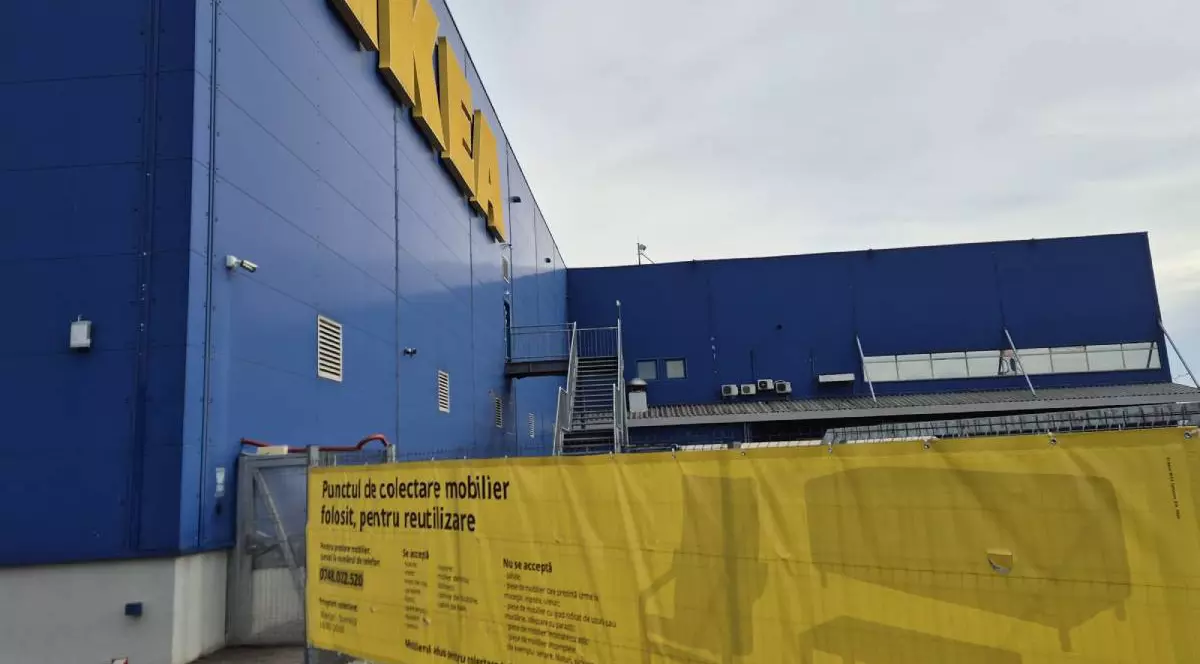 Ikea Băneasca, cladire albastra cu scris galben, cu un banner balben pe care este indicata zona de colectare a mobilierului vechi