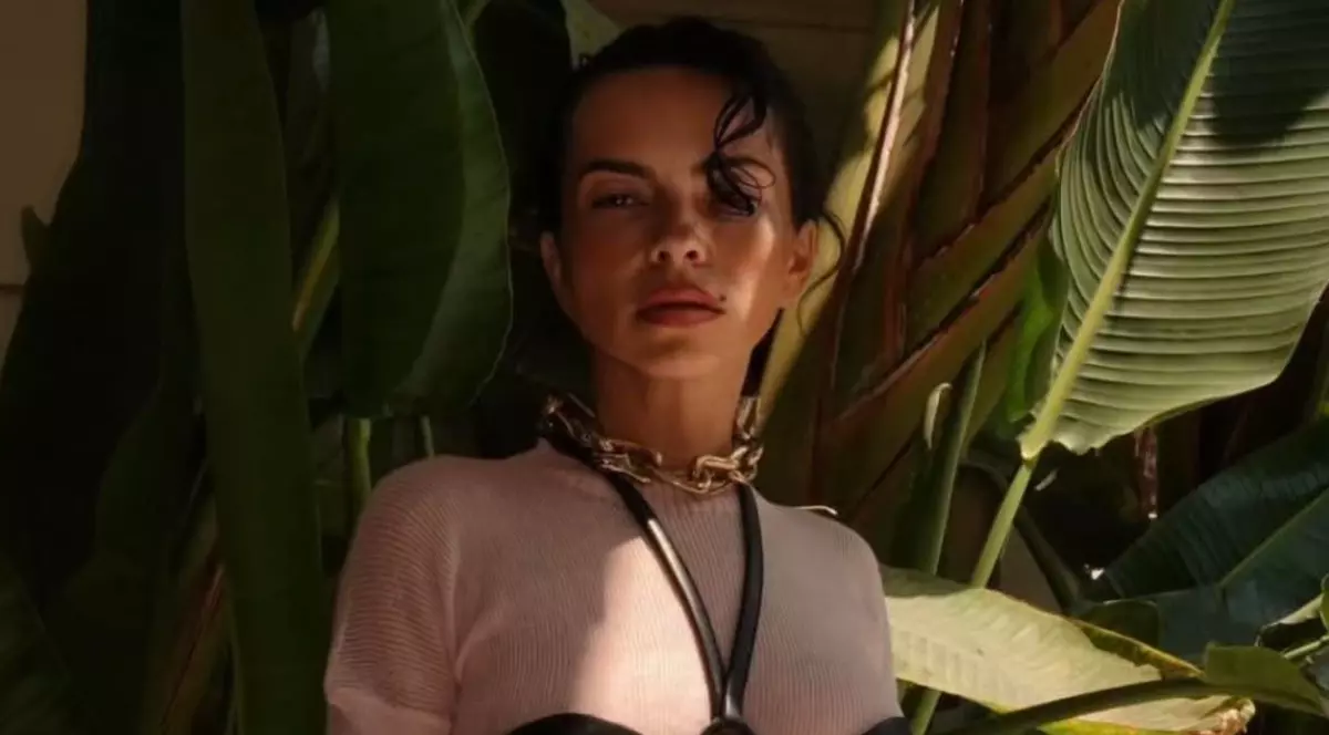 Imagini cu INNA în costum de baie, în Maldive. Cât costă o noapte în resortul de lux unde e cazată: „Meriți o vacanță”