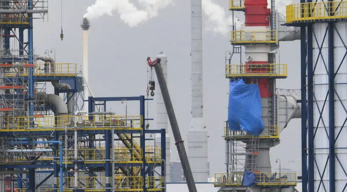 Instalațiile Rafinăriei de Petrol din Moscova, operate de compania petrolieră rusă Gazprom Neft, din Moscova, Rusia.