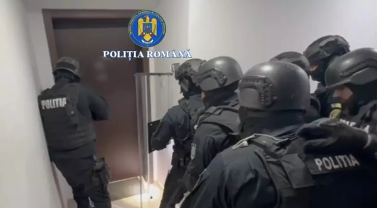 Echipajele SAS, în fața ușii unui apartament, în timp ce încearcă să intre în locuință, pentru o intervenție