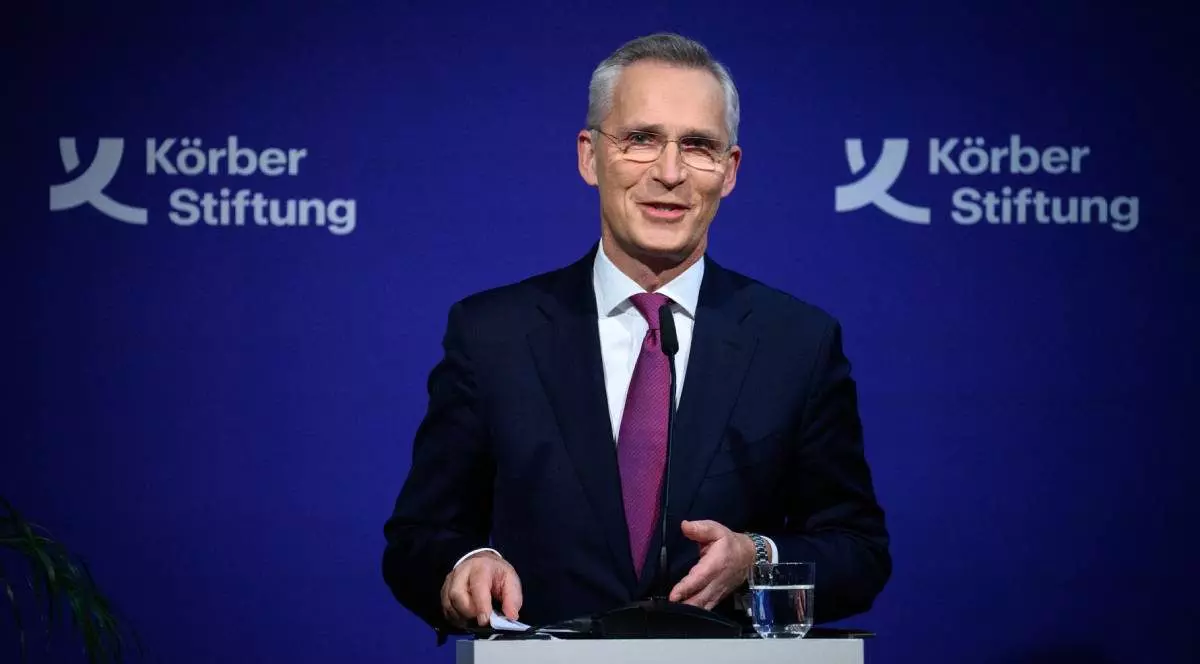 Jens Stoltenberg, ministrul de finanțe al Norvegiei și fost secretar general al NATO, in costum negru, camasa alba si cravata mov, vorbește la simpozionul Fundației Körber intitulat „Democrația ca misiune”, in spatele lui un fundal albastru, 7 ianuerie 2026