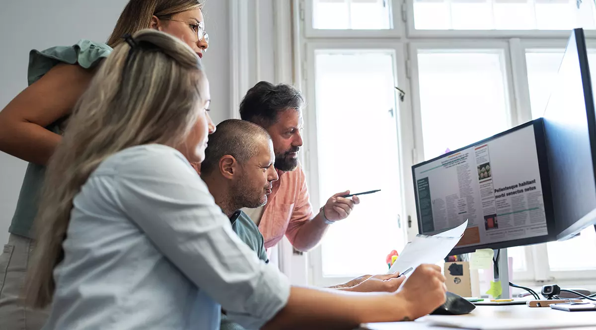 În biroul lor modest, un grup de jurnaliști independenți lucrează neobosit, motivați de o pasiune comună pentru adevăr și povestiri.