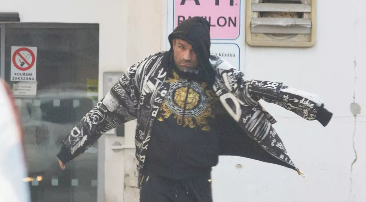 Luptătorul cercetat pentru trafic de cocaină în jucării a ieșit din pușcărie într-o geacă de 2.000 de euro, în Cehia. Cât a plătit pe cauțiune