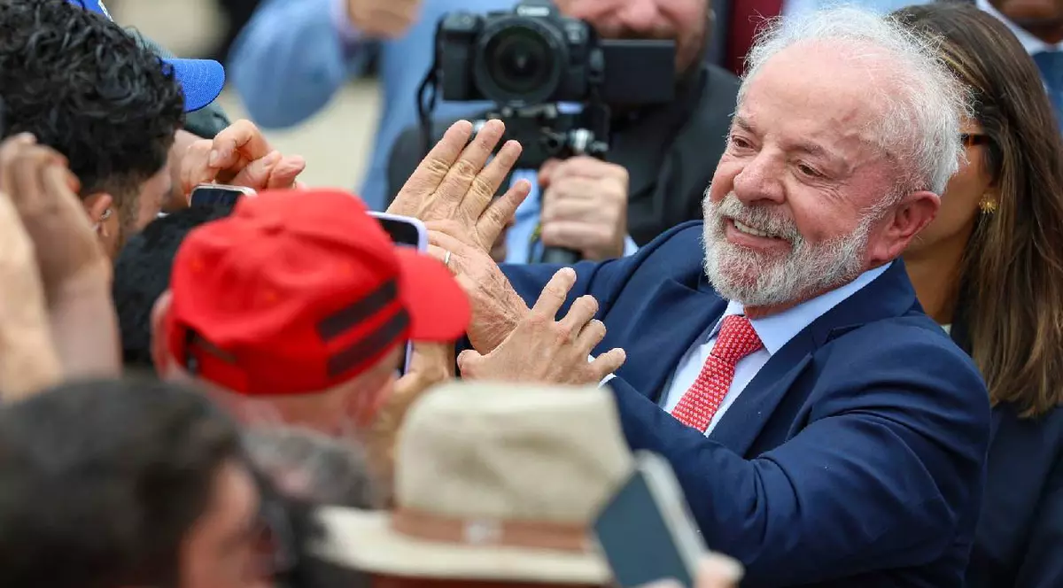 Președintele Braziliei, Luiz Inácio Lula da Silva, își salută susținătorii în timpul ceremoniei de apărare a democrației care marchează a treia aniversare a tentativei de lovitură de stat.