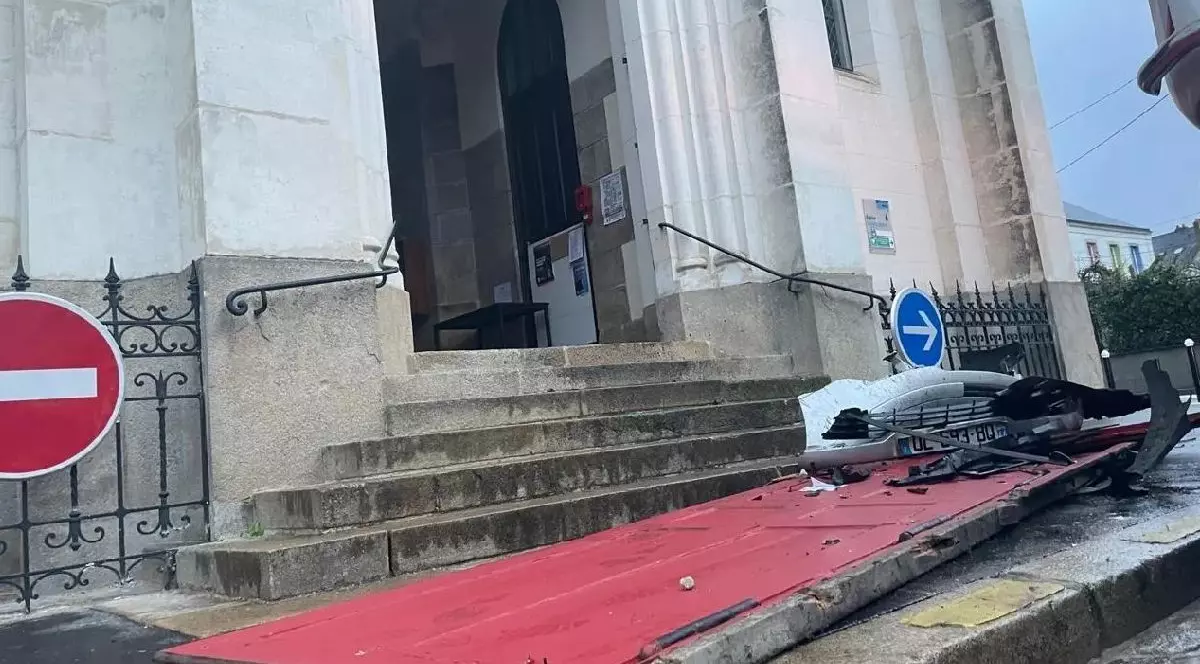 Treptele unei biserici și în fața lor o bară căzută de la o mașină