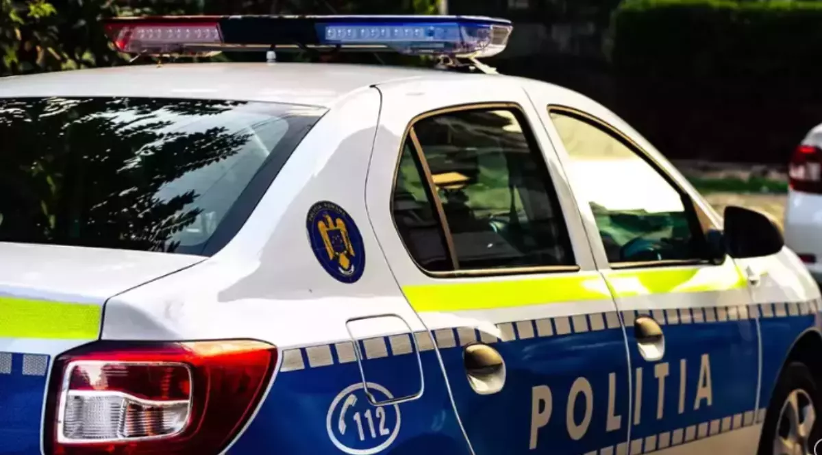 O mașină de poliție parcată