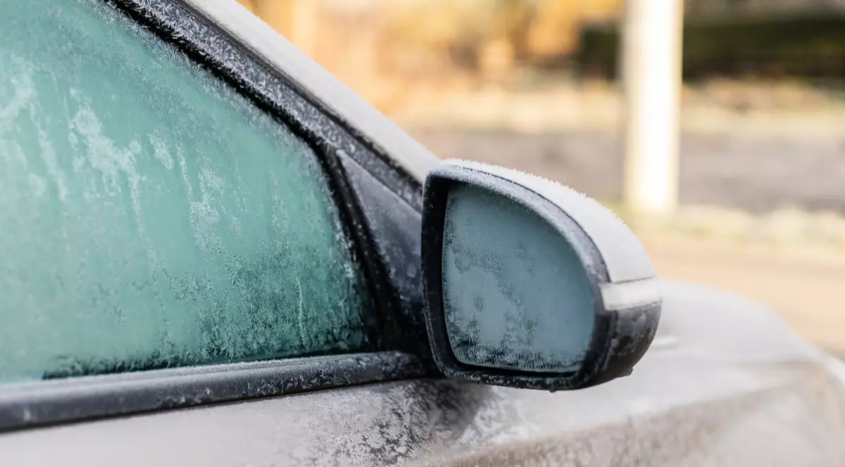 O mașină care este acoperită cu gheață.