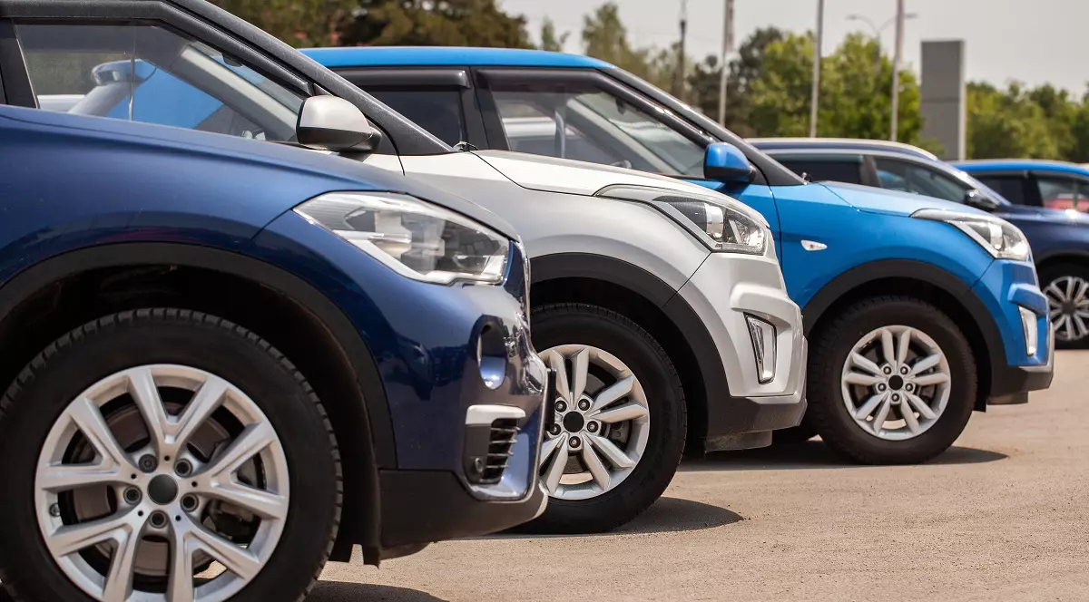 Mai multe masini intr-o parcare