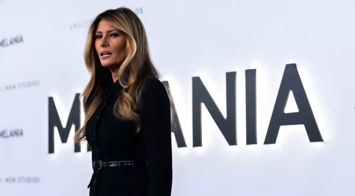 Melania Trump, îmbrăcată într-un costum negru, pe covorul roșu la lansarea documentarului „Melania”, realizat de Amazon