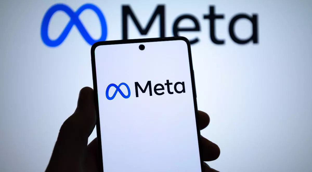 Imaginea arată un smartphone ținut în mână, pe ecranul căruia este afișat logo-ul Meta, având în fundal același logo mărit și ușor estompat. Compoziția sugerează focusul companiei pe tehnologie mobilă și pe prezența sa dominantă în ecosistemul digital.