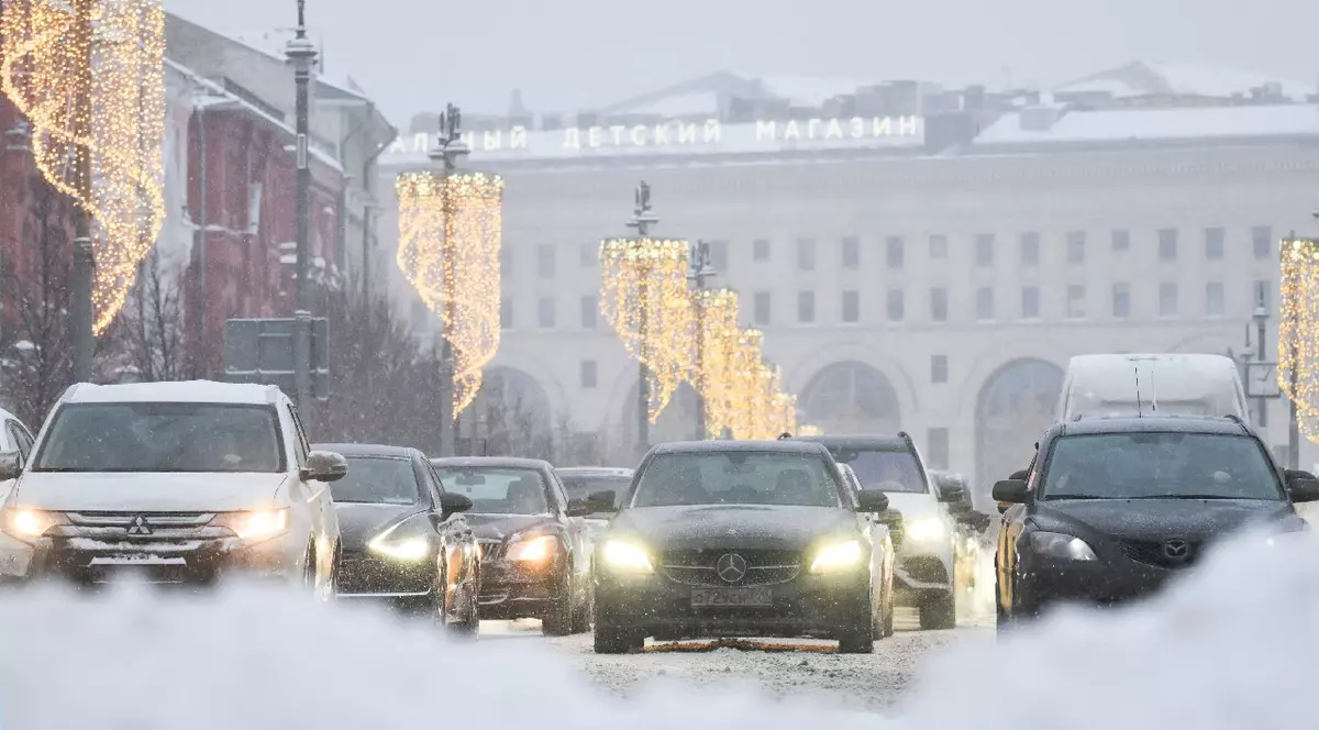 27.01.2026 Mașinile circulă în trafic în timpul unei ninsori abundente în centrul Moscovei, Rusia.