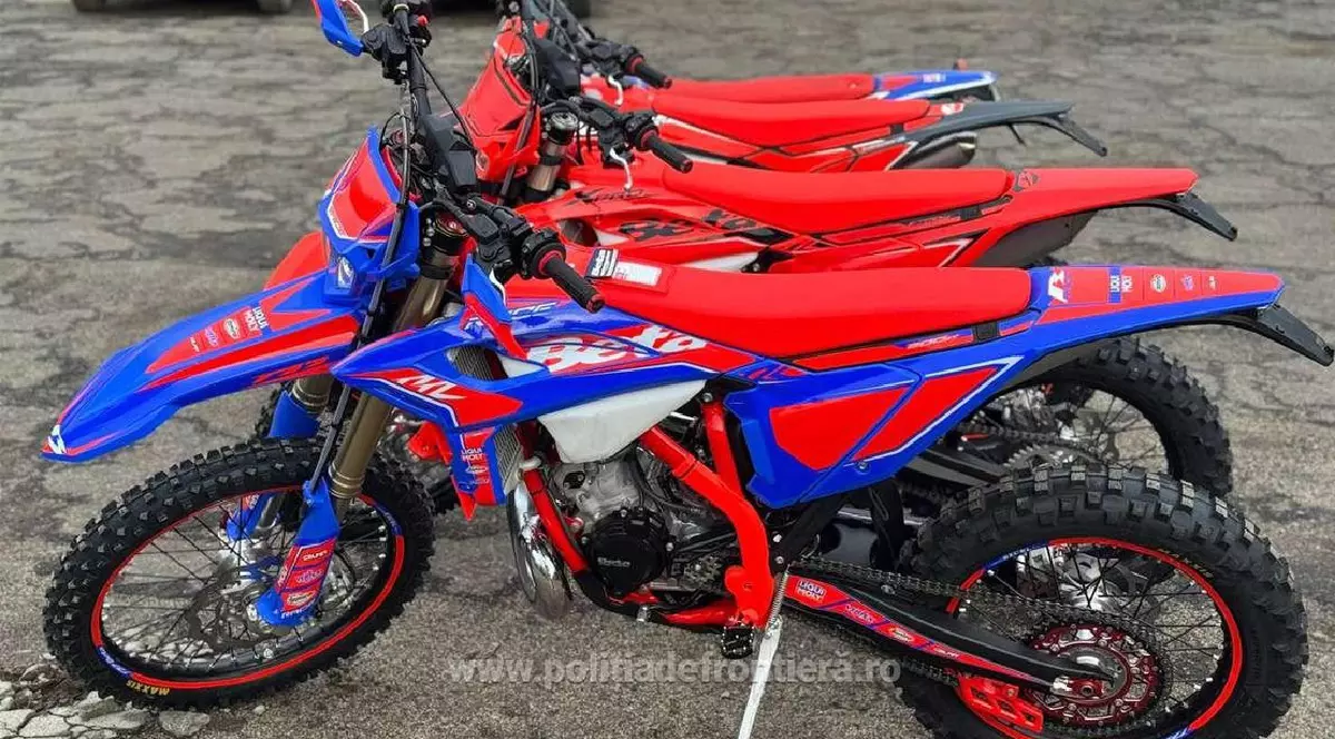 Patru motociclete de culoare rosie și albastra