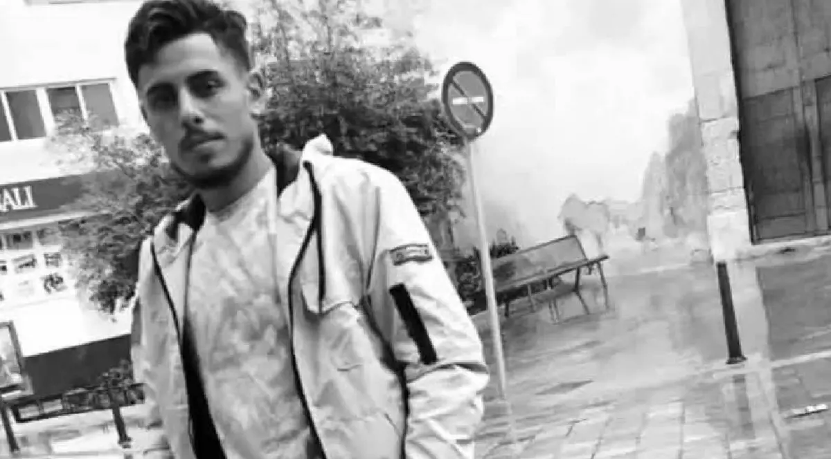 Nelu-Iulian Logofeteasa, îmbrăcat în haine sport, într-o poză alb-negru