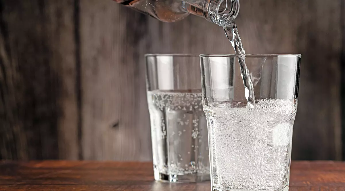 Doua pahare cu apa minerale pe o masa. Foto ilustrativ: Shutterstock