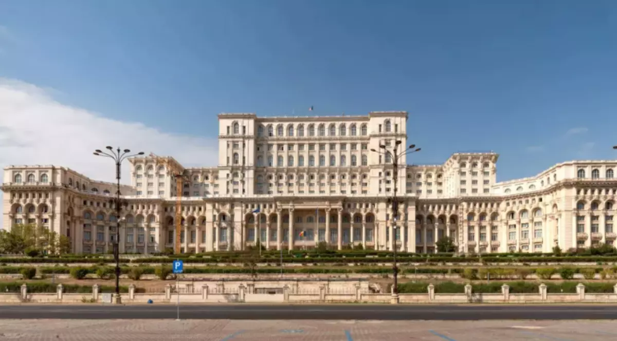 Vedere din față a Palatului Parlamentului din București, România, sub un cer senin